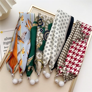 Elegante Damen-Seidenschals mit luxuriösen Magnet-Metallanhängern und Blumenmustern