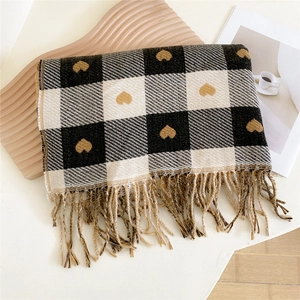 Écharpe d'hiver à damier avec cœurs dorés, franges grises et texture tricotée souple