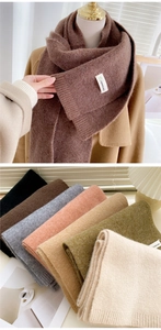 Gros plan d'écharpes en tricot de différentes couleurs avec une texture douce d'hiver