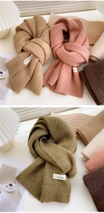 Gros plan d'écharpes en tricot doux kaki et vert mousse avec bords côtelés pour l'hiver