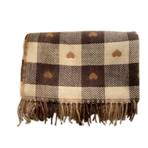 Écharpe à carreaux et cœurs d'hiver avec franges en couleurs marron et beige