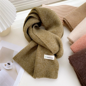 Écharpe d'hiver épaisse en tricot vert olive avec une texture douce et chaude