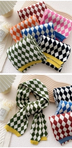 Gros plan sur la texture du foulard en tricot à losanges avec motifs de fils colorés
