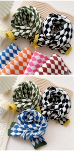 Détail d'écharpes en tricot à losanges avec bords côtelés et texture douce en diverses couleurs