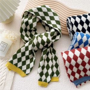 Écharpe tricotée à motif losanges pour femmes en vert, noir, bleu et rouge d'hiver