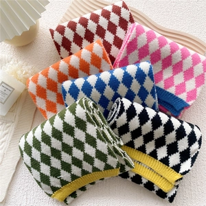 Écharpe en tricot à losanges classiques en plusieurs couleurs avec des bords côtelés