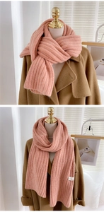 Détail d'une écharpe d'hiver en maille côtelée rose avec une texture épaisse