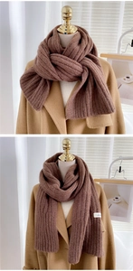 Détail d'une écharpe en grosse maille marron avec texture côtelée sur un manteau de laine