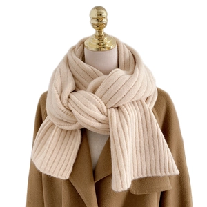 Écharpe en grosse maille côtelée beige pour l'hiver avec un manteau en laine marron