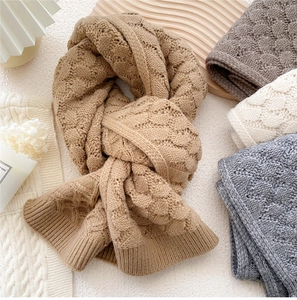 Detail van dik kabelgebreide textuur en geribbelde randen op winter sjaals in diverse kleuren