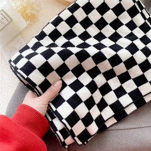 Écharpe en tricot à damier noir et blanc classique pour une chaleur hivernale