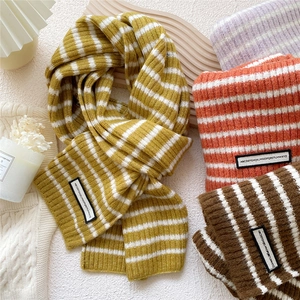 Écharpe en tricot bicolore à rayures pour femme avec écusson alphabet, style hivernal