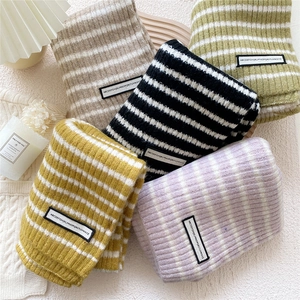 Écharpe en tricot bicolore à rayures pour femmes avec texture côtelée et étiquette alphabet
