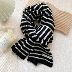 Écharpe en tricot à rayures noires et blanches avec un patch alphabet pour l'hiver