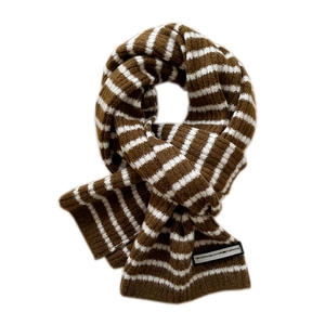 Écharpe en tricot à rayures marron et blanc avec patch lettré élégant pour l'hiver