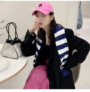 Casquette rose avec broderie R et élégante écharpe en maille à rayures pour femmes