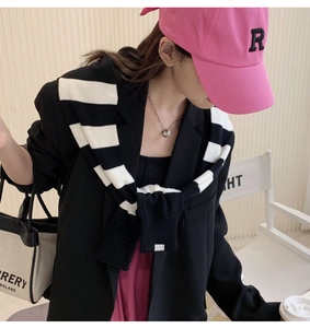 Détail d'un châle en tricot à rayures noires et blanches avec texture douce de qualité
