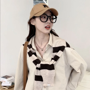 Châle en maille rayée sur chemise beige avec casquette de baseball brodée R kaki