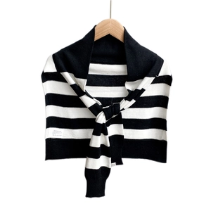 Châle en tricot rayé pour femmes avec motifs noirs et blancs sur un cintre en bois
