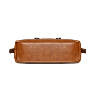 Vue de dessous du sac cabas en cuir marron avec coutures de qualité et texture PU