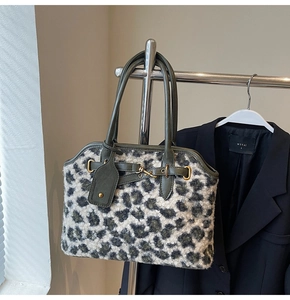 Détail du sac cabas léopard en fausse fourrure avec anses en cuir vert et métal doré