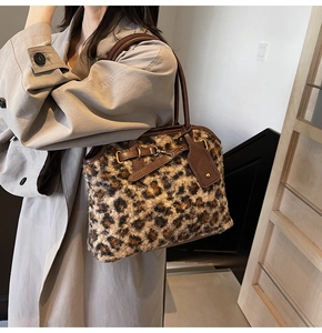 Détail du sac en peluche léopard avec finitions en cuir marron et boucle métallique