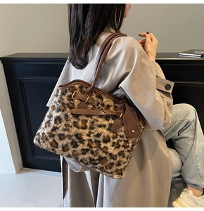 Détail du sac cabas léopard en fausse fourrure avec anses en cuir brun et dorures