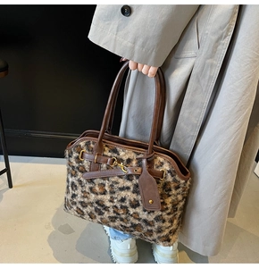 Détail du sac à main en peluche léopard avec bandoulière en cuir et boucle en métal