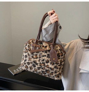 Détail du sac à main en fausse fourrure léopard avec poignées en cuir et métal doré