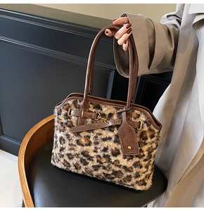 Détail du cabas en fausse fourrure léopard avec bandoulière en cuir et boucle dorée