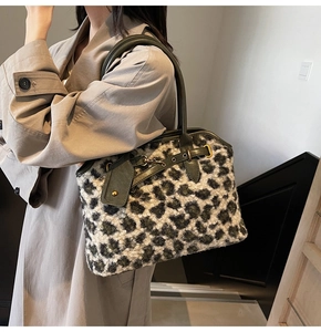 Détail du sac à main en peluche léopard avec bandoulière en cuir vert foncé et boucle