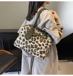 Détail du sac à bandoulière en fausse fourrure léopard avec finitions en cuir vert
