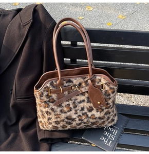Détail du sac cabas en peluche à imprimé léopard avec poignées en cuir en automne