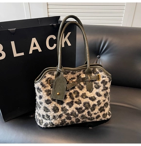 Détail du sac en peluche léopard avec bordure en cuir vert olive et boucle dorée
