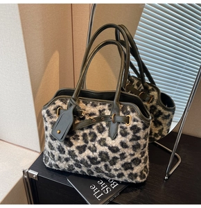 Détail du sac cabas léopard en peluche avec poignées en cuir vert foncé et métal poli