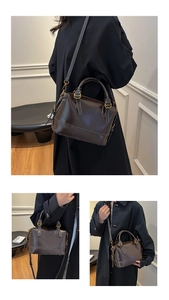 Détails du sac Boston marron foncé avec coutures contrastées blanches et finitions dorées