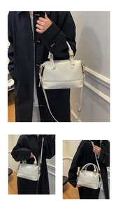 Détail du sac Boston blanc avec ferrures dorées et bandoulière réglable pour femme