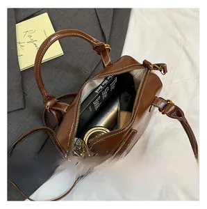 Gros plan de l'intérieur d'un grand sac marron avec livres et espace de rangement