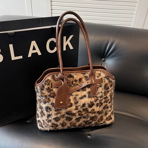 Sac fourre-tout en fausse fourrure léopard avec garniture en cuir marron