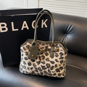 Sac à main chic à motif léopard avec bordure en cuir vert et détails dorés