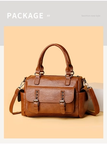 Détail d'un sac Boston en cuir PU marron avec motif litchi et rivets métalliques