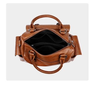 Vue de dessus de l'intérieur spacieux avec poche zippée d'un sac marron au style vintage
