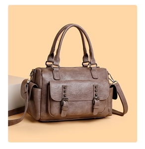 Détail du sac à main vintage en cuir PU marron avec clous et bandoulière réglable