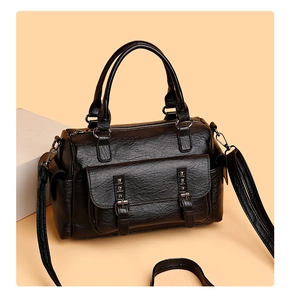 Gros plan du sac rétro noir en similicuir texturé avec détails de rivets métalliques