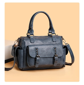 Détail du sac Boston rétro bleu-gris avec texture litchi et poche à rivets