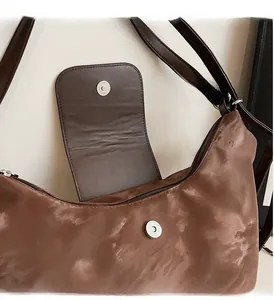 Details der silbernen Magnetschließe und brauner Marmortextur der Vintage-Tasche