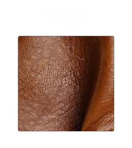 Gros plan sur cuir marron à motif litchi montrant la texture souple et la haute qualité