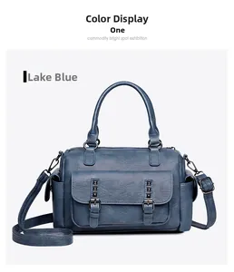 Détails du sac à main Boston bleu lac avec deux poches avant et des rivets rétro