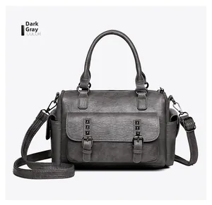 Détail frontal du sac messager vintage en cuir PU gris foncé avec rivets et bandoulière