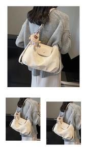Detail der cremefarbenen Ledertasche mit weichen Falten und braunem Löwen-Plüschtier